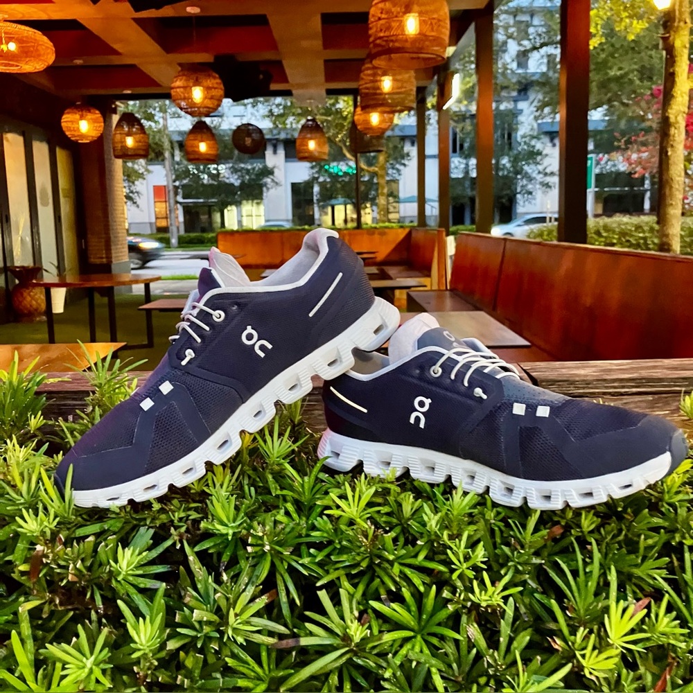 ON RUNNING [VGUC] Men’s Shoes Bestseller CLOUD 6 in MIDNIGHT | WHITE SIZE US 11